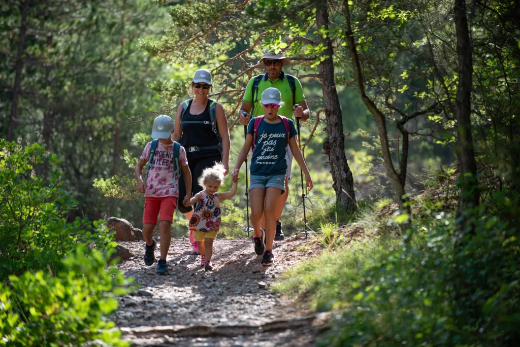 Family hike in the Clues de Barles