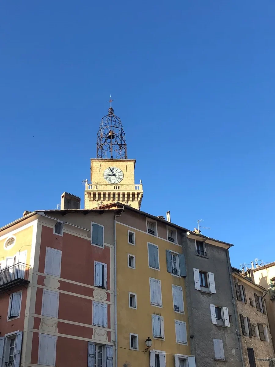 Blick auf den Campanile der Kathedrale Saint Jérome in Digne les Bains