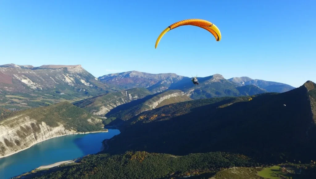 Gleitschirmfliegen über dem Castillonsee