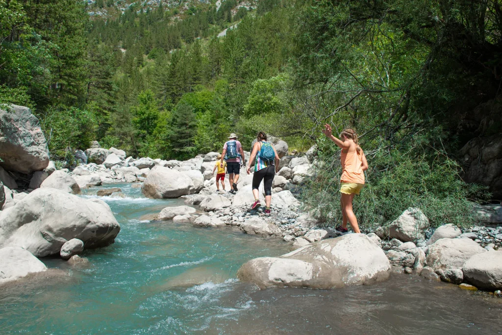 Bès-Tal am Wasser im Herzen des UNESCO-Geoparks Haute Provence