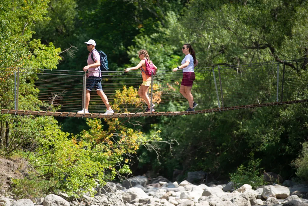 Entdeckung der Clues de Barles auf der Wanderung der Lame de Facibelle, die den Bès auf der Himalaya-Fußgängerbrücke überquert