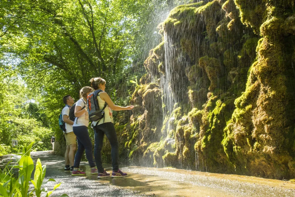 Großer Wasserfall an der Museumspromenade in Digne les Bains mit Spaziergängern