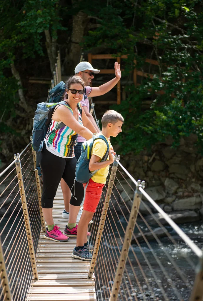 Traversée de la paserelle dans les clues de Barles en famille