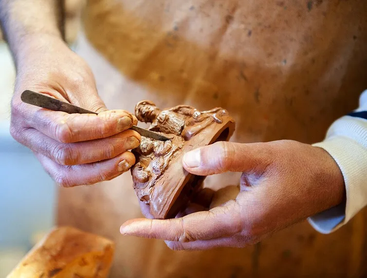 Réalisation d'un santon en argile par un maître santonnier à Champtercier en Haute Provence