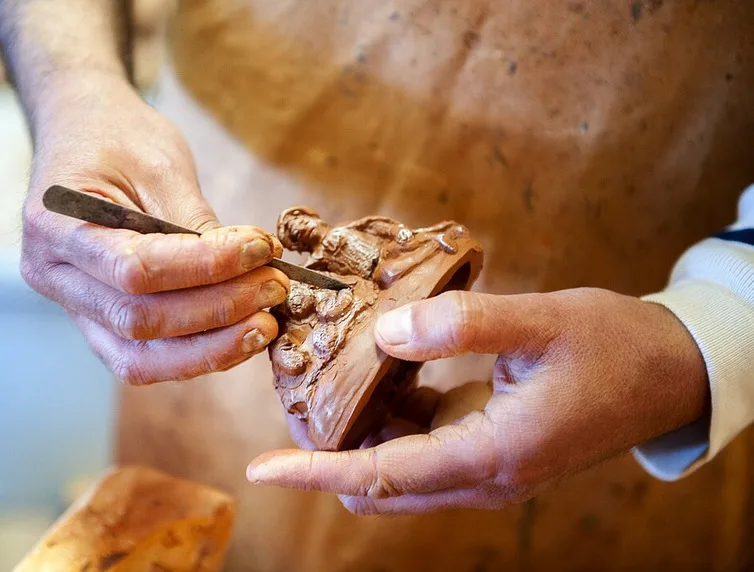 Herstellung einer Tonfigur durch einen Figurenmachermeister in Champtercier in der Haute Provence