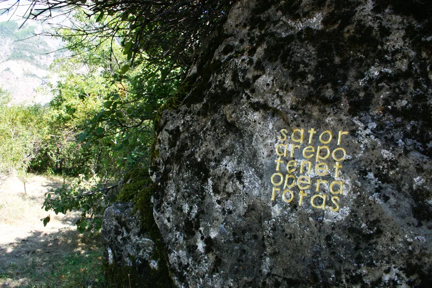 Eine Schrift an der Wegbiegung auf den Spuren von Herman de Vries