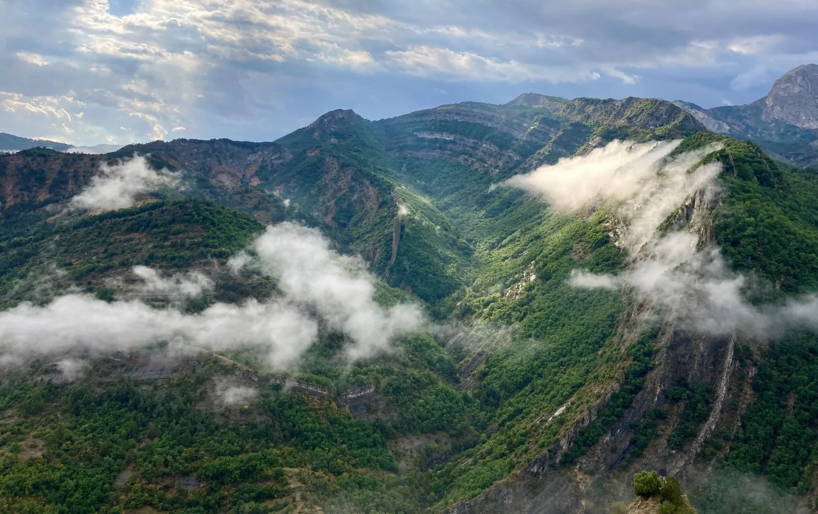 Le Vélodrome dans les nuages vu depuis le vieil Esclangon