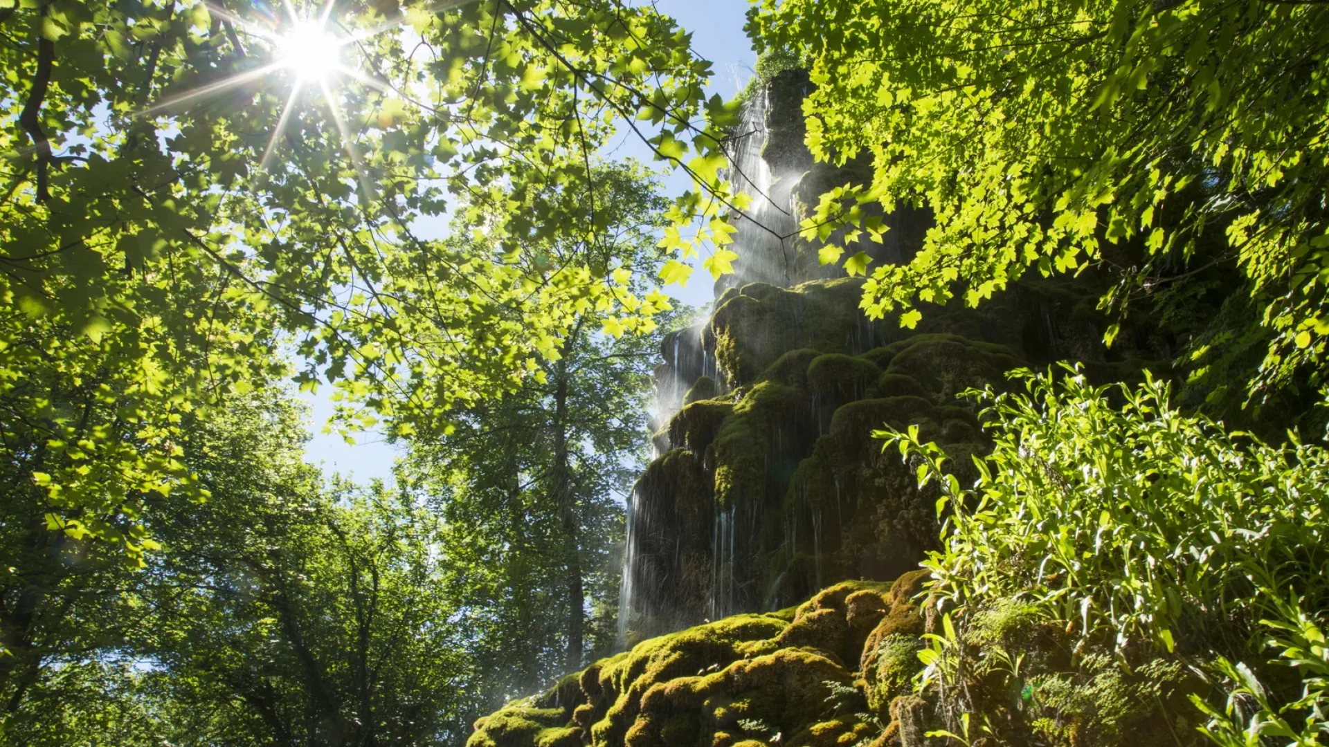 La grande cascade de tuf du musée promenade à Digne les Bains