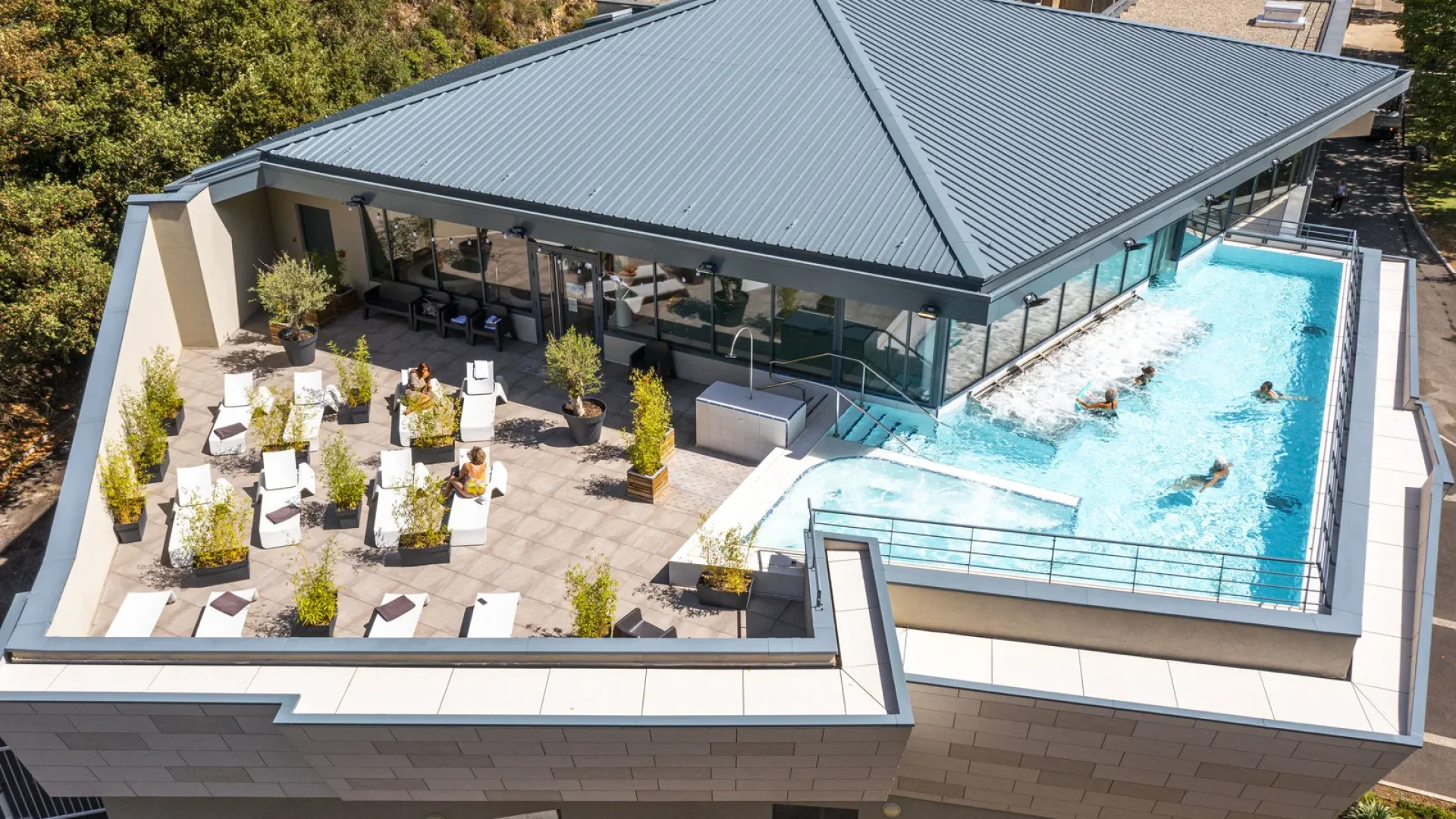 Spa Thermal de Haute Provence à Digne les Bains piscine extérieure et terrasse