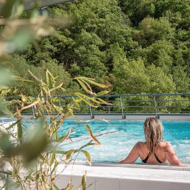 Outdoor-Wasserspaßbereich des Thermalbads der Haute Provence