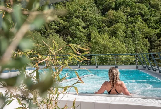 Outdoor-Wasserspaßbereich des Thermalbads der Haute Provence