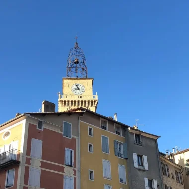 Blick auf den Campanile der Kathedrale Saint Jérome in Digne les Bains