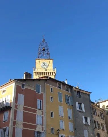 Blick auf den Campanile der Kathedrale Saint Jérome in Digne les Bains