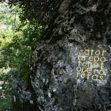 Eine Schrift an der Wegbiegung auf den Spuren von Herman de Vries