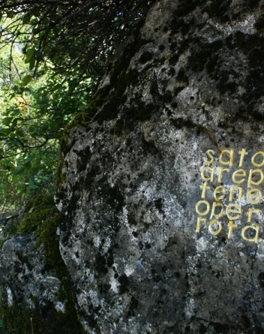 Eine Schrift an der Wegbiegung auf den Spuren von Herman de Vries