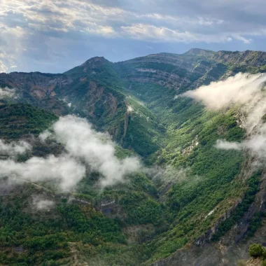 Das Vélodrome in den Wolken vom alten Esclangon aus gesehen