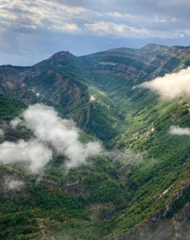 Das Vélodrome in den Wolken vom alten Esclangon aus gesehen