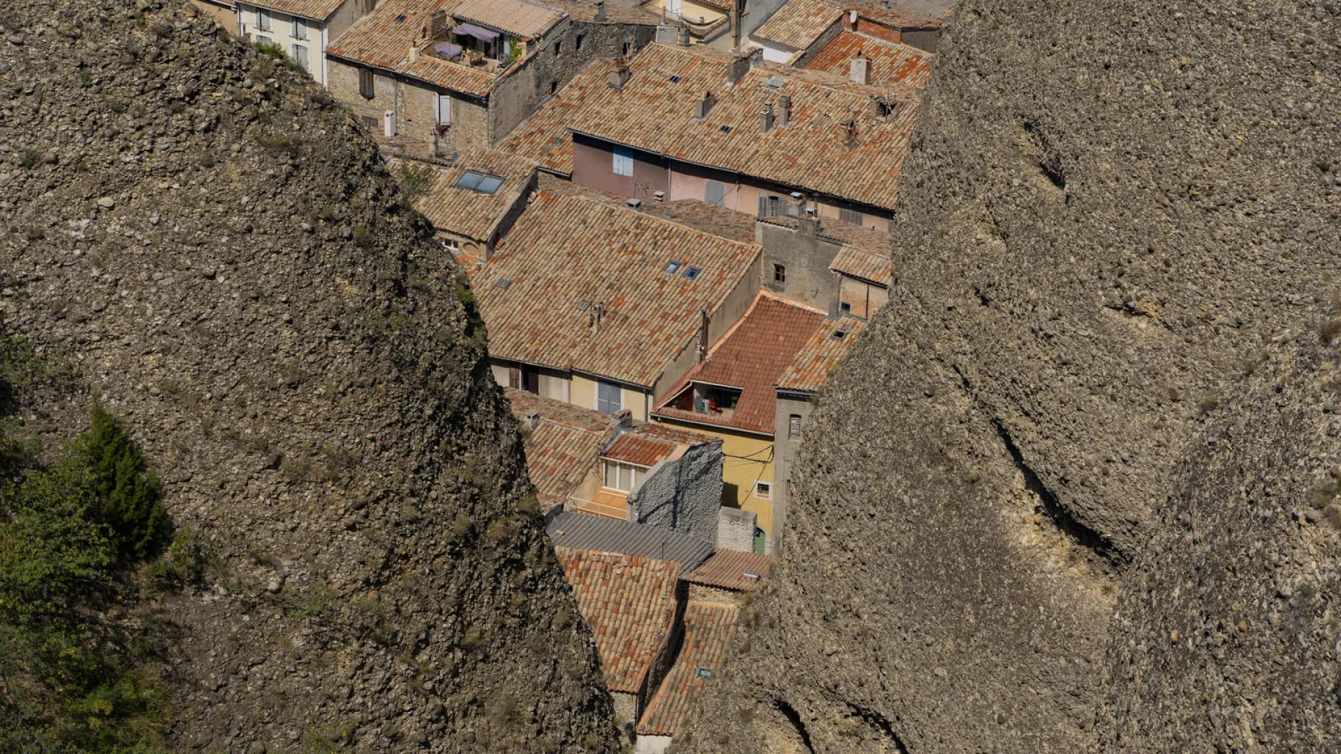 Vue du village des Mées depuis les pénitents