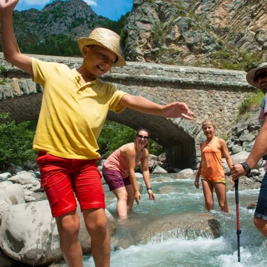 Family with your feet in the water in the Bès valley