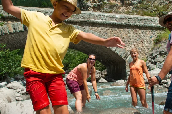 Family with your feet in the water in the Bès valley