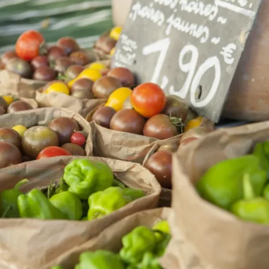 Etal de tomates et poivrons sur le marché de Digne les Bains