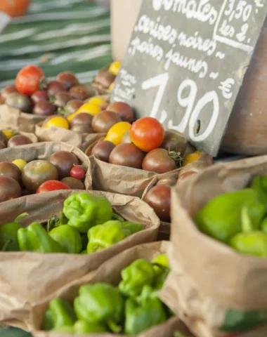 Etal de tomates et poivrons sur le marché de Digne les Bains