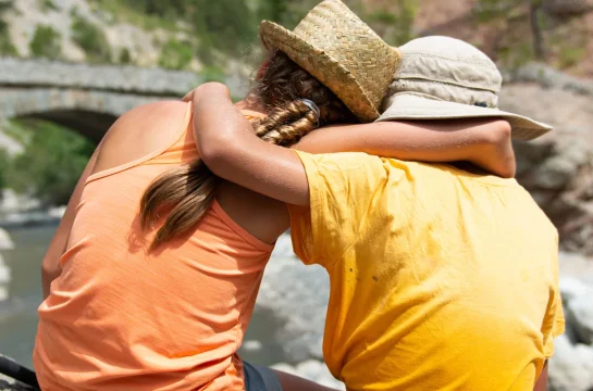 Enfants enlacés dans les clues de Barles