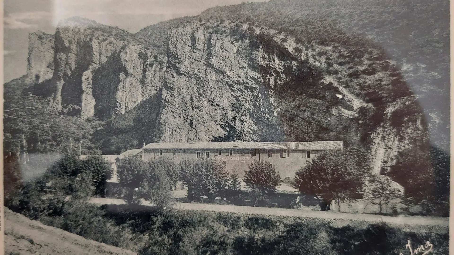 Carte postal ancienne de l'établissement thermal de Digne les Bains