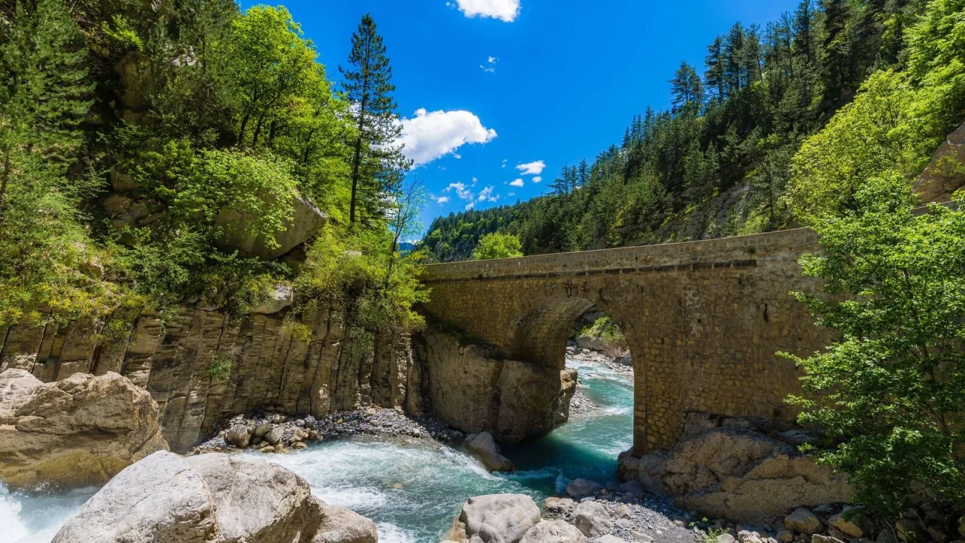 Pont de pierre dans les clues de Barles