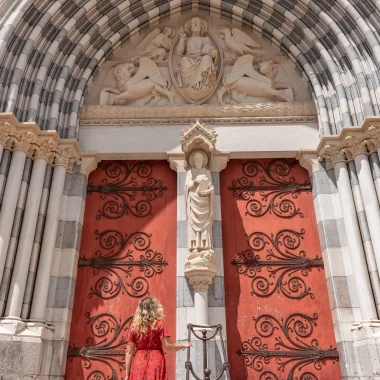 Vor der Kathedrale Saint Jérome in Digne les Bains