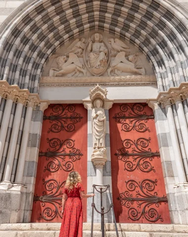 Vor der Kathedrale Saint Jérome in Digne les Bains