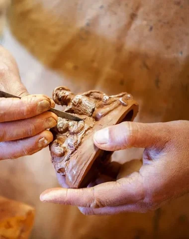 Herstellung einer Tonfigur durch einen Figurenmachermeister in Champtercier in der Haute Provence