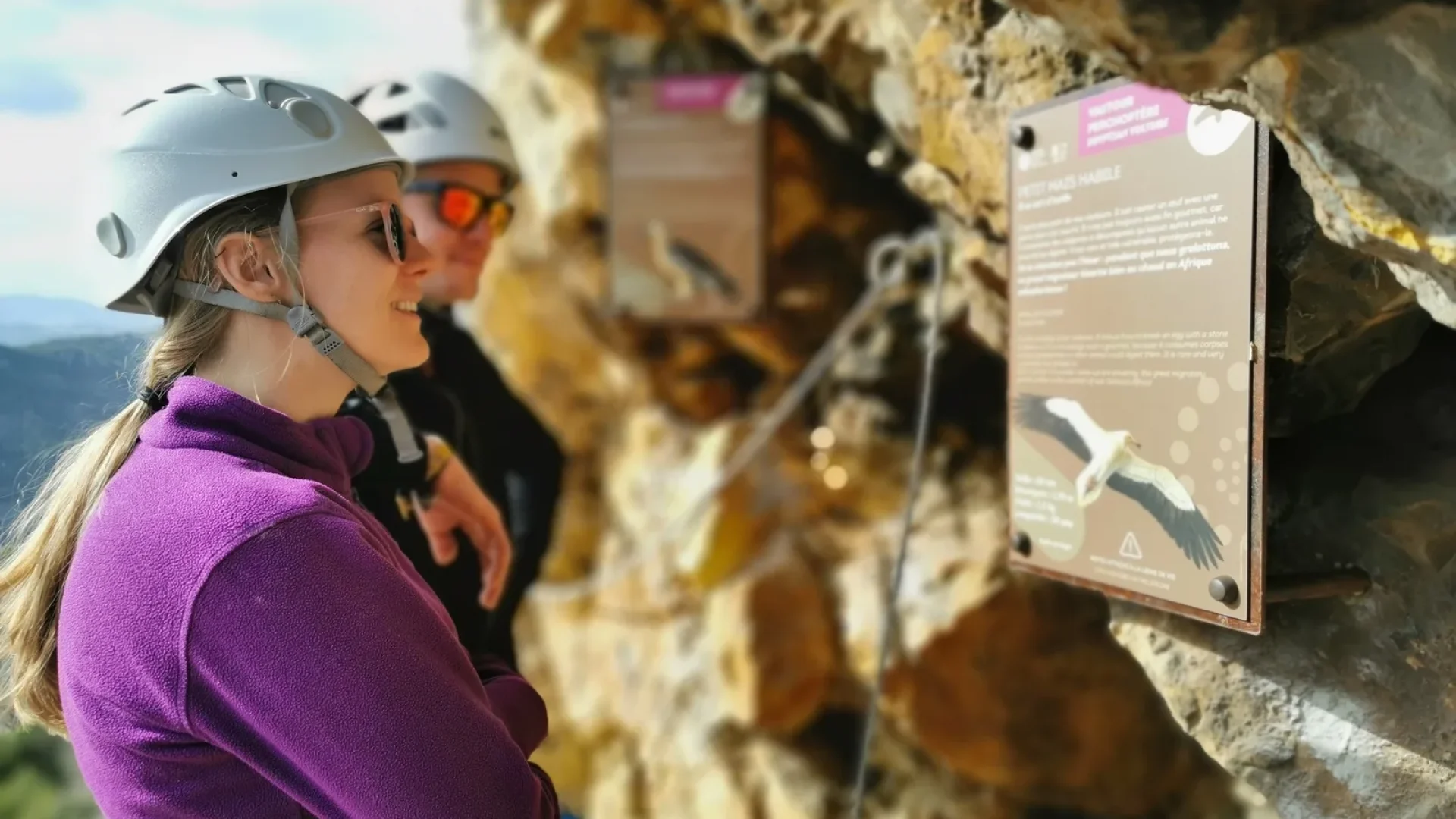 Panneaux pédagogiques sur la thématique des oiseaux sur le tracé de la via ferrata du rocher de neuf heures