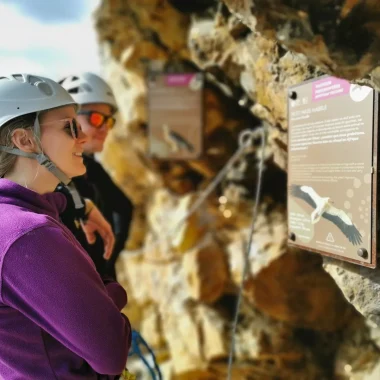 Lehrtafeln zum Thema Vögel auf der Route des neunstündigen Felsklettersteigs