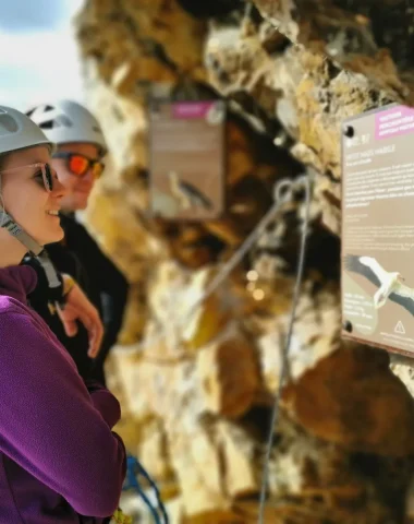 Lehrtafeln zum Thema Vögel auf der Route des neunstündigen Felsklettersteigs