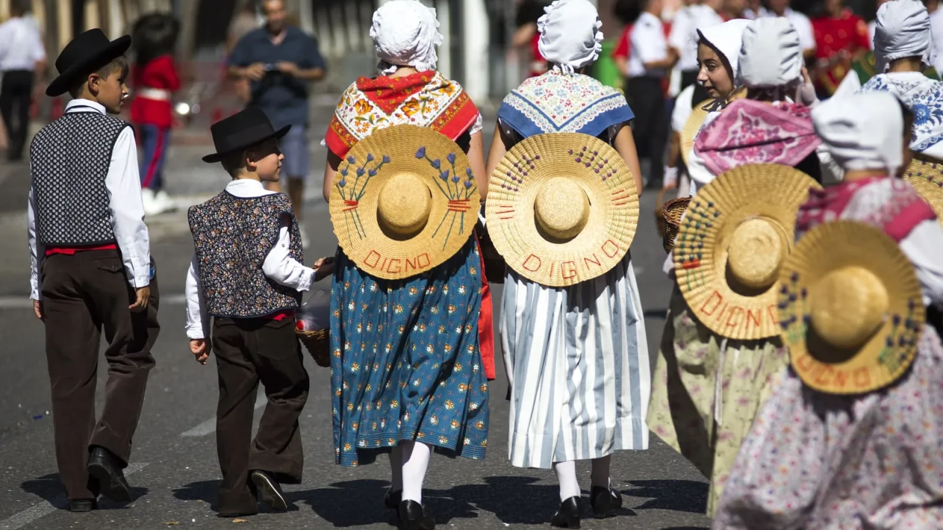 Corso de la lavande à Digne les Bains, groupe folklorique