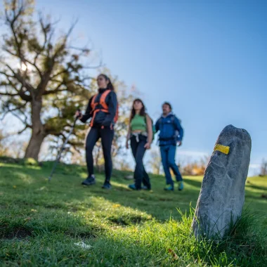 Wandern im alten Esclangon im UNESCO-Geopark Haute Provence