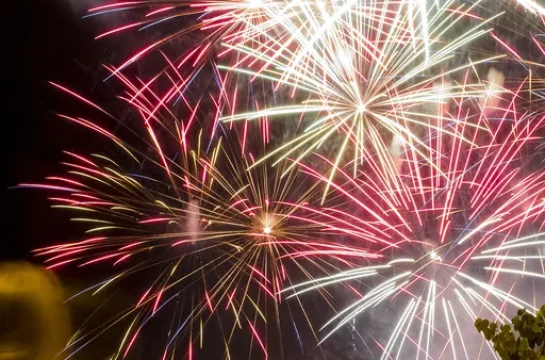 Feuerwerk während des Corso in Digne les Bains