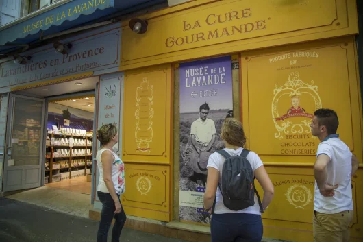 Devant le Musée de la lavande à Digne les Bains