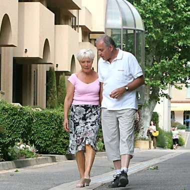 Couple in front of the thermal baths of Digne les Bains