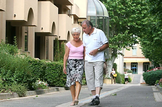 Couple in front of the thermal baths of Digne les Bains