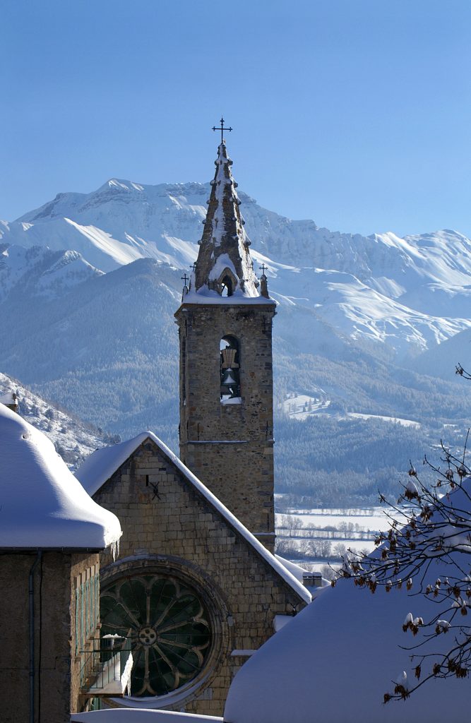 Clocher de l'église Notre Dame de Nazareth sous la neige seyne
