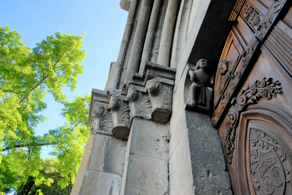 Porte d'entrée de l'église Notre Dame de Nazareth à Seyne les Alpes.