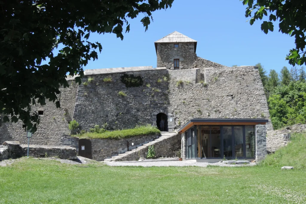 Vue de l'avant-fort de la Citadelle Vauban de Seyne les Alpes