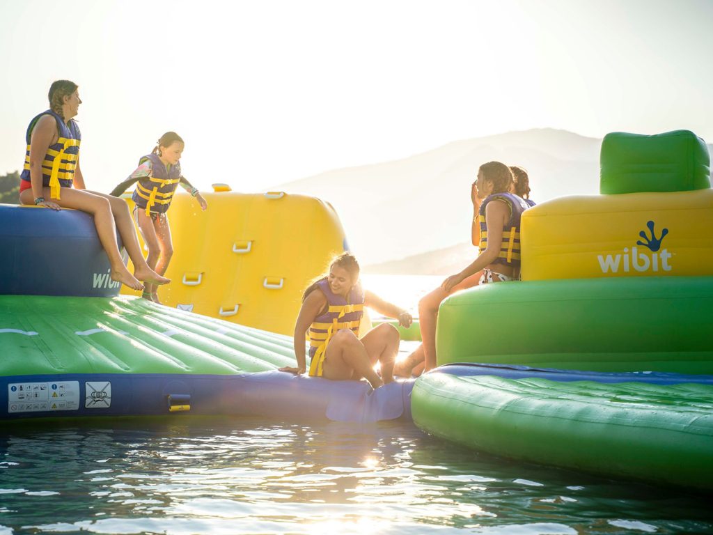 Enfants jouant sur la structure gonflable du le lac de Serre-Ponçon.