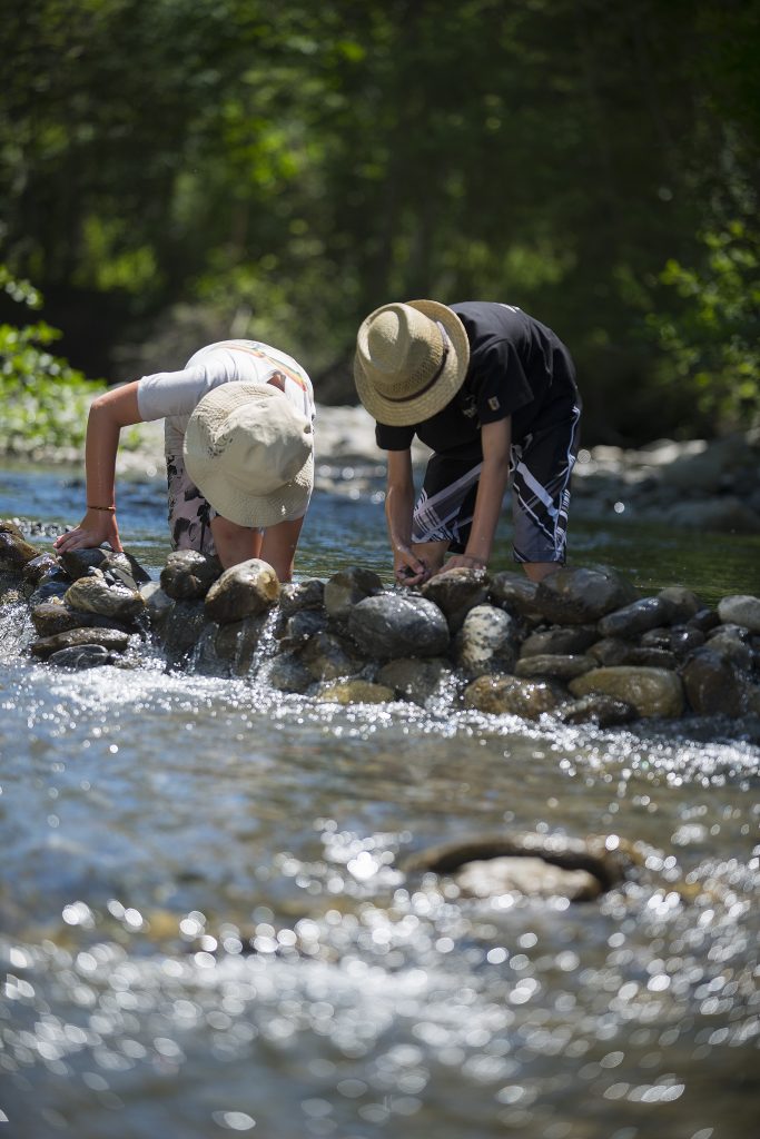 Enfants qui jouent dans la rivière de la Blanche