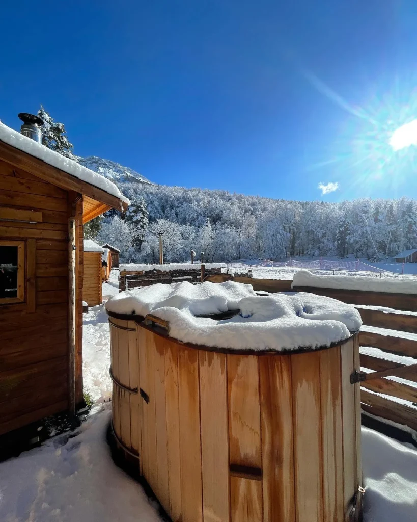 Bain nordique sous la neige, Les Bains des Bois à Montclar