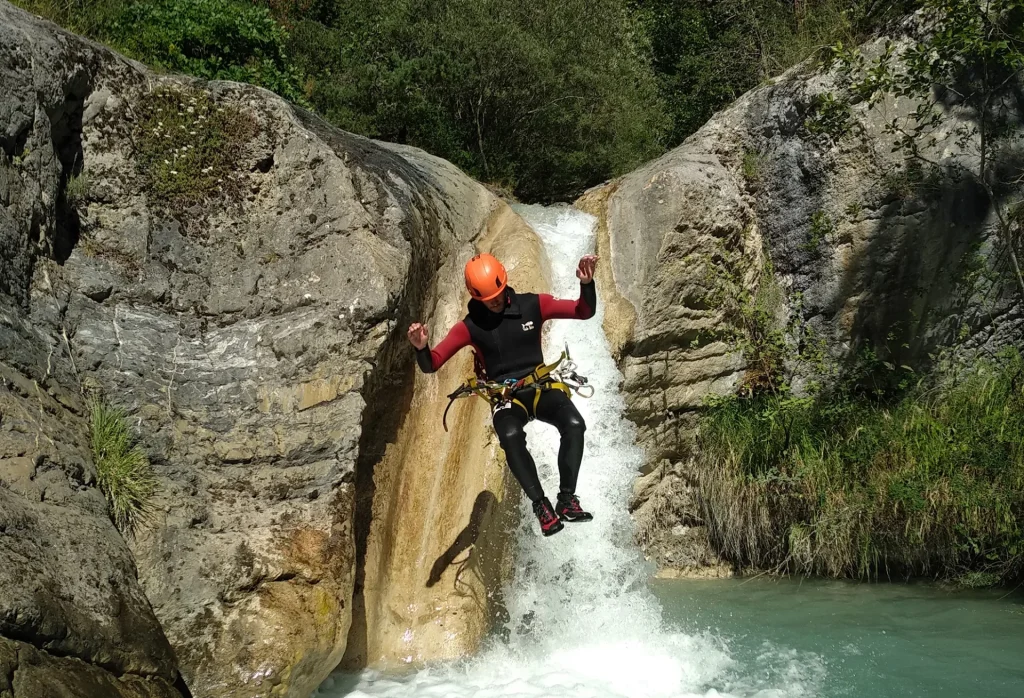 Homme en activité canyoning dans la vallée de l'Ubaye, à proximité du lac de Serre-Ponçon.