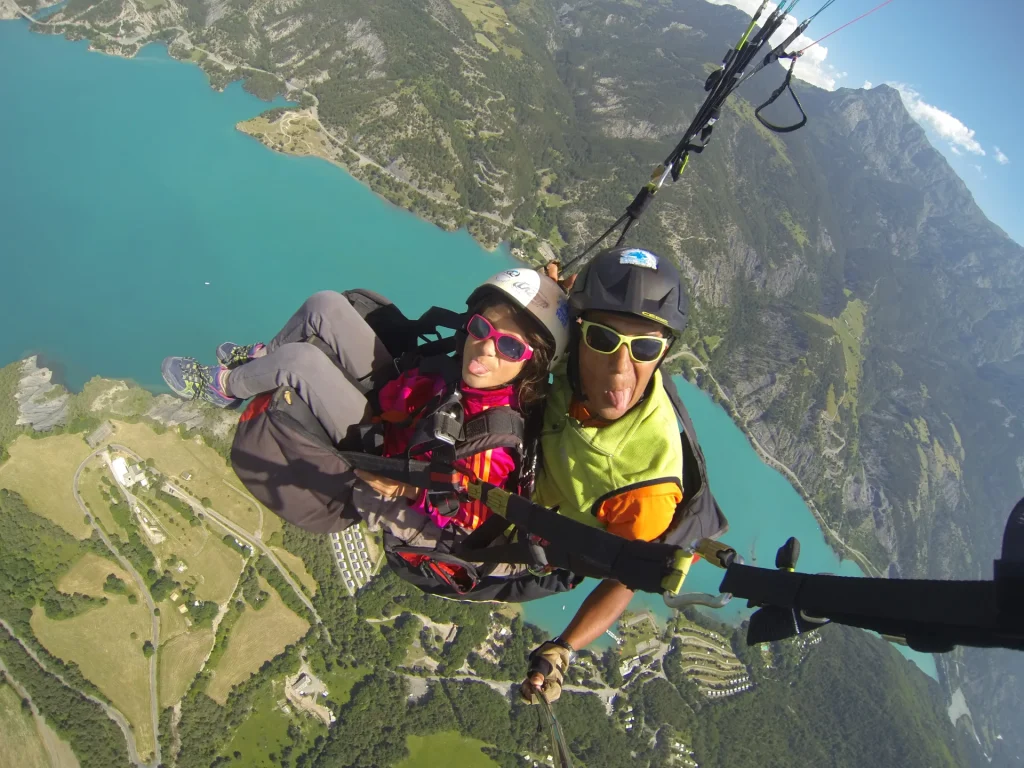 Baptême de parapente en biplace au dessus du lac de Serre-Ponçon.