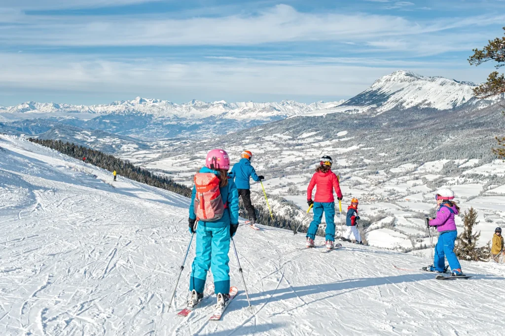 Famille en vacances au ski à la station du Grand-Puy